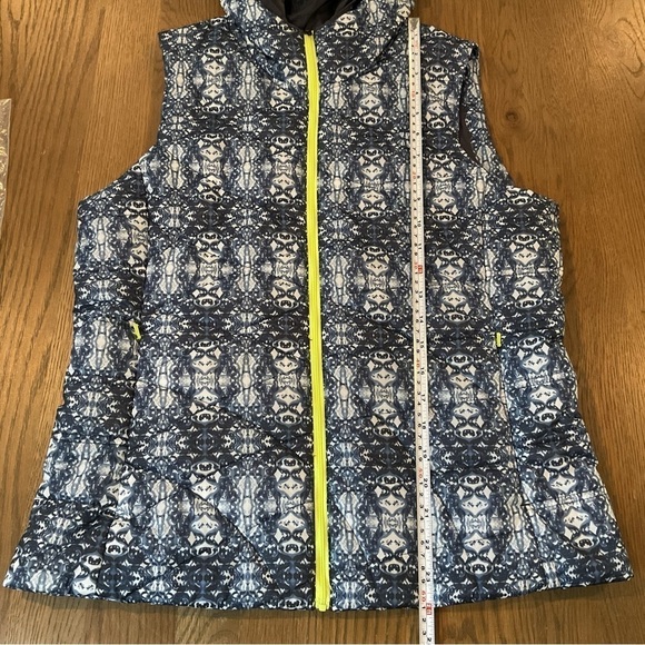 Title Nine Blue Print Hooded Quilted Vest Size Medium EUC - Picture 9 of 13